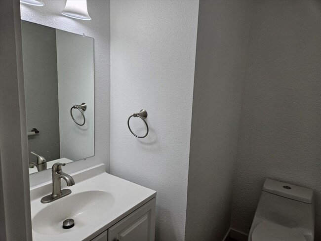 Building Photo - Remodeled 2/1.5 Townhome in a Quiet Fourplex