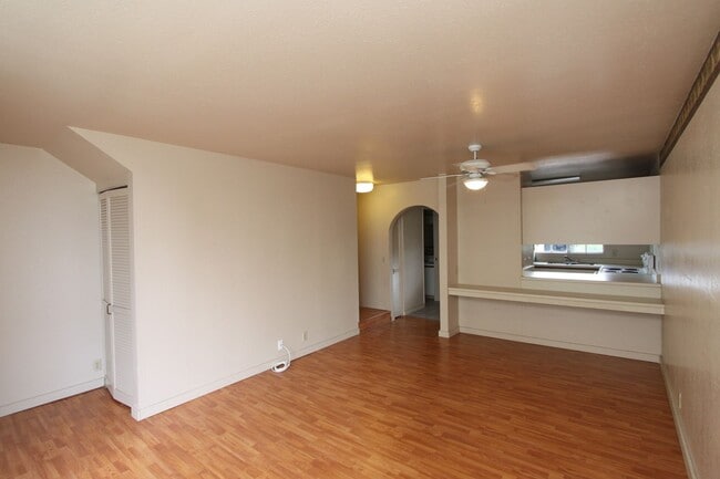 Building Photo - 2 bedroom, 1.5 bath, 1 parking split level...