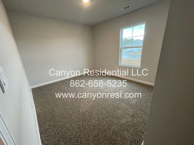 Building Photo - Great Location near everything, beautirul 4 Br 2 Bath