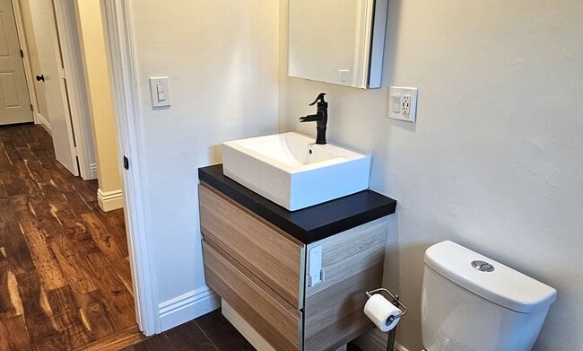 Building Photo - Gorgeous Remodeled 2 Bedrooms, 1 Bath Hous...