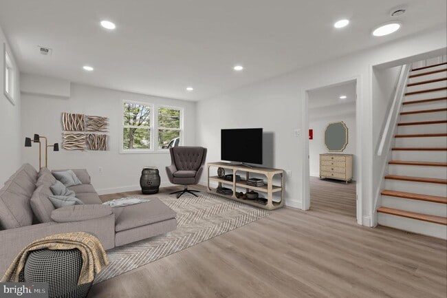 Building Photo - 402 Elm Ave