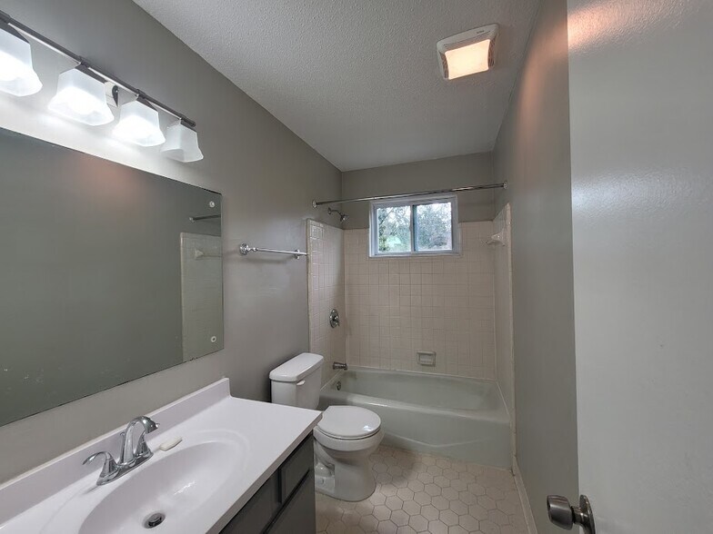 Building Photo - 1710 6th Pl Cir NW