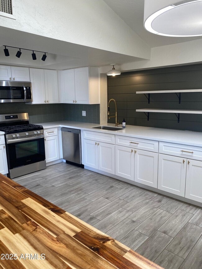 Building Photo - 1821 W Libby St