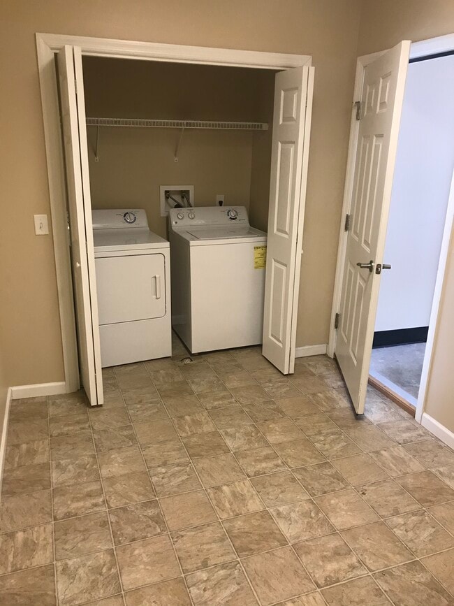 Building Photo - 202 Suncrest Ter