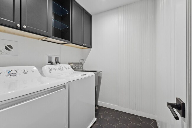 Building Photo - 4932 N Ridgeway Ave