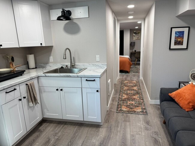 Building Photo - Fully Furnished 1-Bedroom Apartment – Private Entry – Sellwood