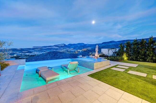 Building Photo - Amazing Golf Course and Las Vegas Valley V...