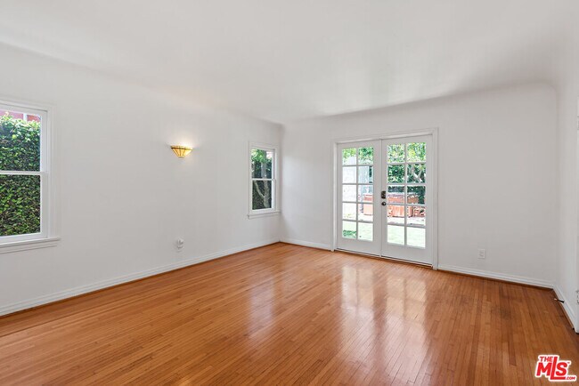Building Photo - 10733 Wellworth Ave