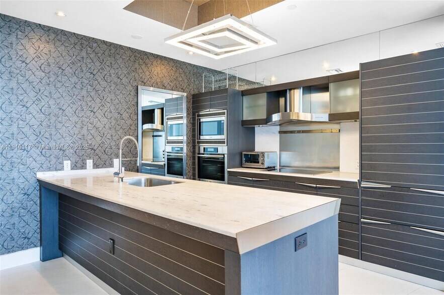 Building Photo - 200 Biscayne Boulevard Way