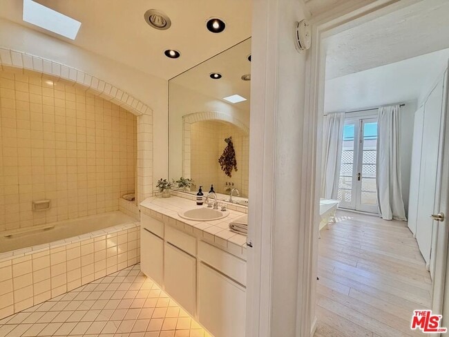 Building Photo - 1123 Flores St