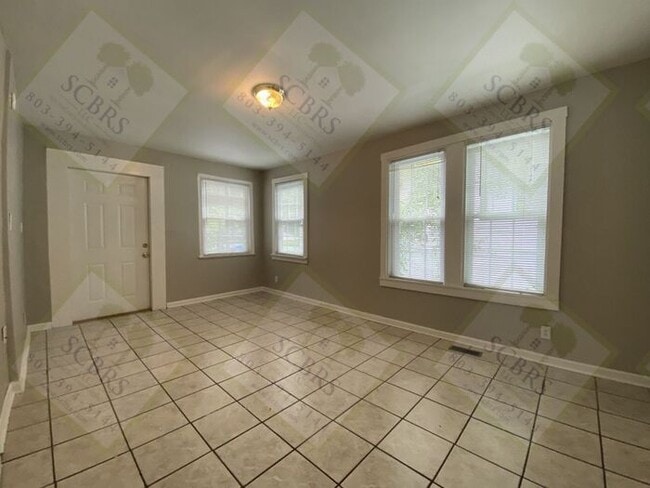 Building Photo - Spacious 6 Bedroom, 3 Bathroom Home Near U...