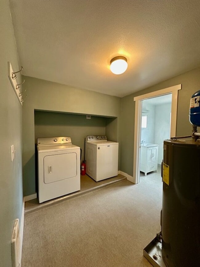 Building Photo - Great one bedroom unit in mid-town!  A mus...