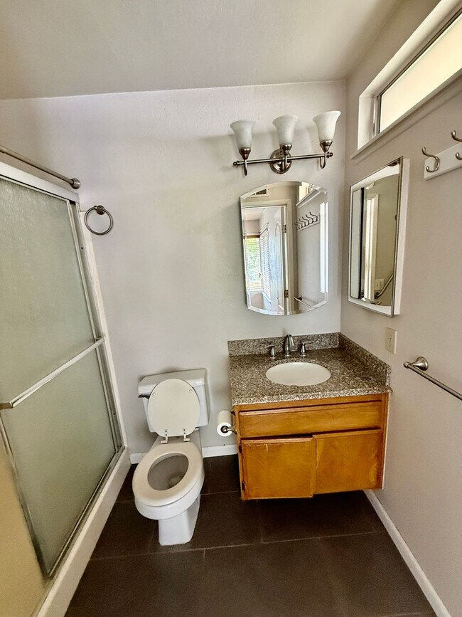 Building Photo - Single Story Condo end unit