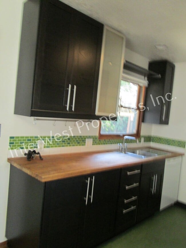 Building Photo - Montavilla Cutie! 2bd 1 ba home with Garag...