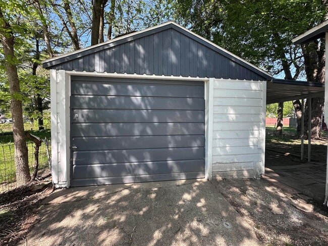 Building Photo - 610 Harmon-