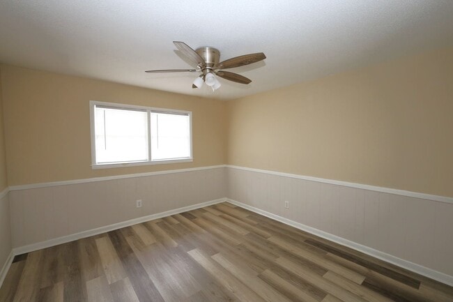 Building Photo - 111 Fairway Dr