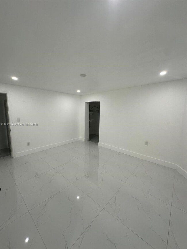 Building Photo - 215 W 44th St