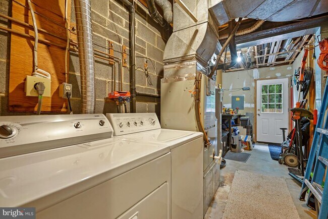 Building Photo - 7930 Bubbling Brook Cir