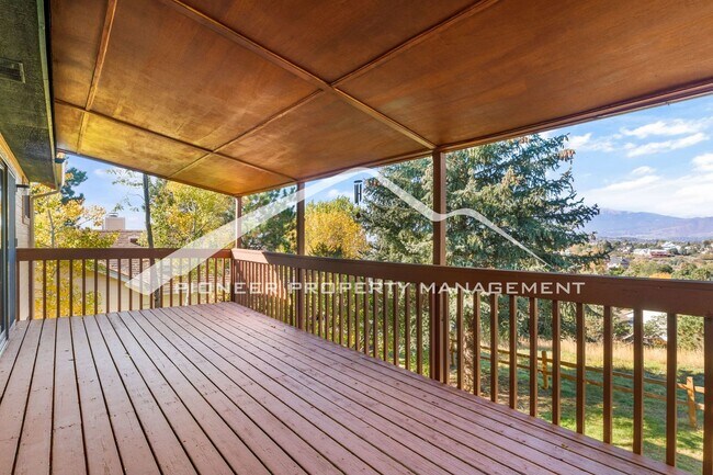 Building Photo - Beautiful 4 bedroom home with Stunning Col...