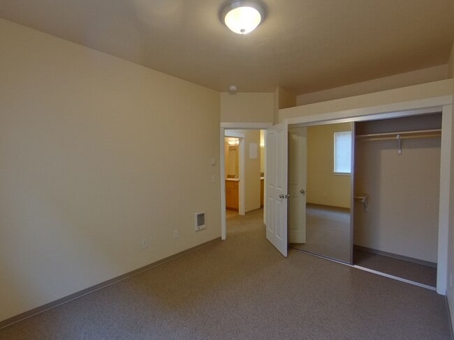 Building Photo - Alder Duplexes on 17th