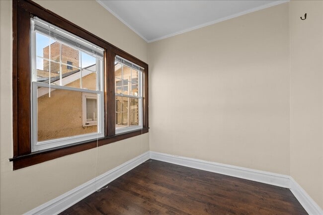 Building Photo - 913 Green Bay Rd