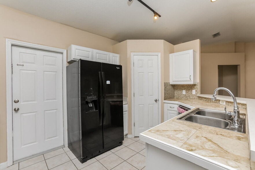 Building Photo - 210 Bloxam Ave