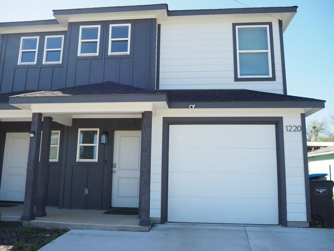 Building Photo - 4 Bed 2.5 Bath Duplex in Ft Worth