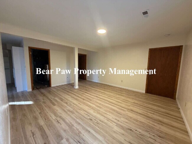 Building Photo - Two bedroom, two bath Bailey Beauty!