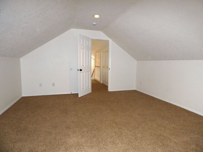 Building Photo - 3 Bed 2 bath home in North Salem!