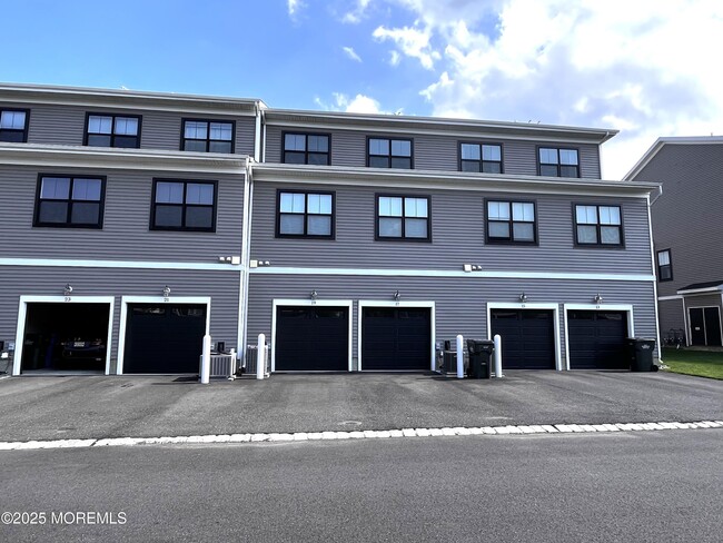 Building Photo - 19 Midway Rd N
