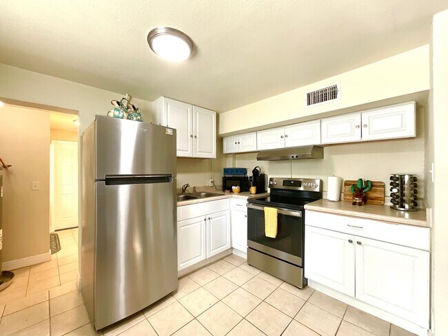 Building Photo - 319 S Olive St