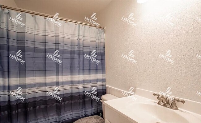 Building Photo - 3 Bed 2 Bath Graham Home w/ Beautiful Kitchen Remodel!