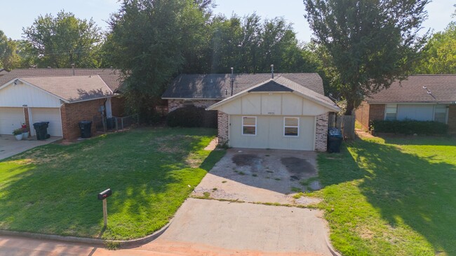 Primary Photo - Spacious 5-Bedroom Home Near Tinker AFB an...