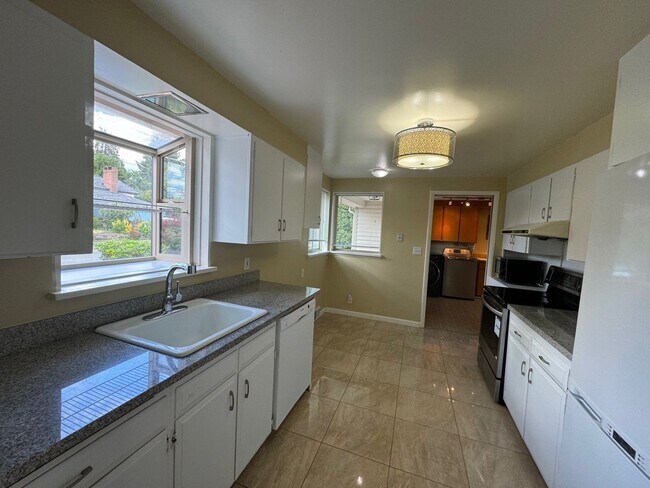 Building Photo - Charming rambler 2 bed 1 bath and office s...