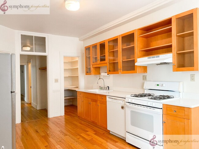 Primary Photo - Modern Apt with 1.5 baths. in desirable Br...