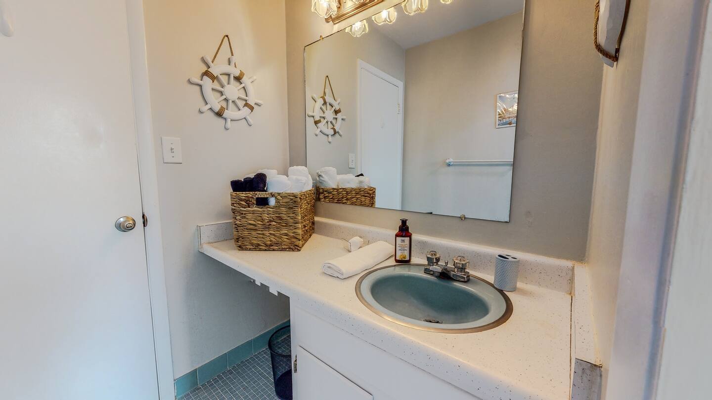 Guest Full Bath - 602 Ferretti Ave