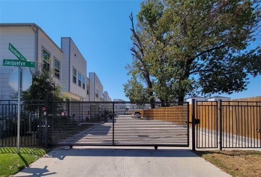 Building Photo - 1741 Cove Cres Ct