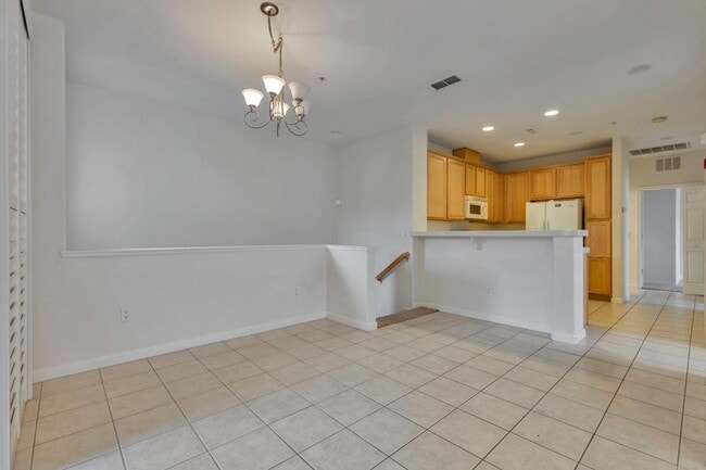 Building Photo - 2 bed 2 bath Condo!!