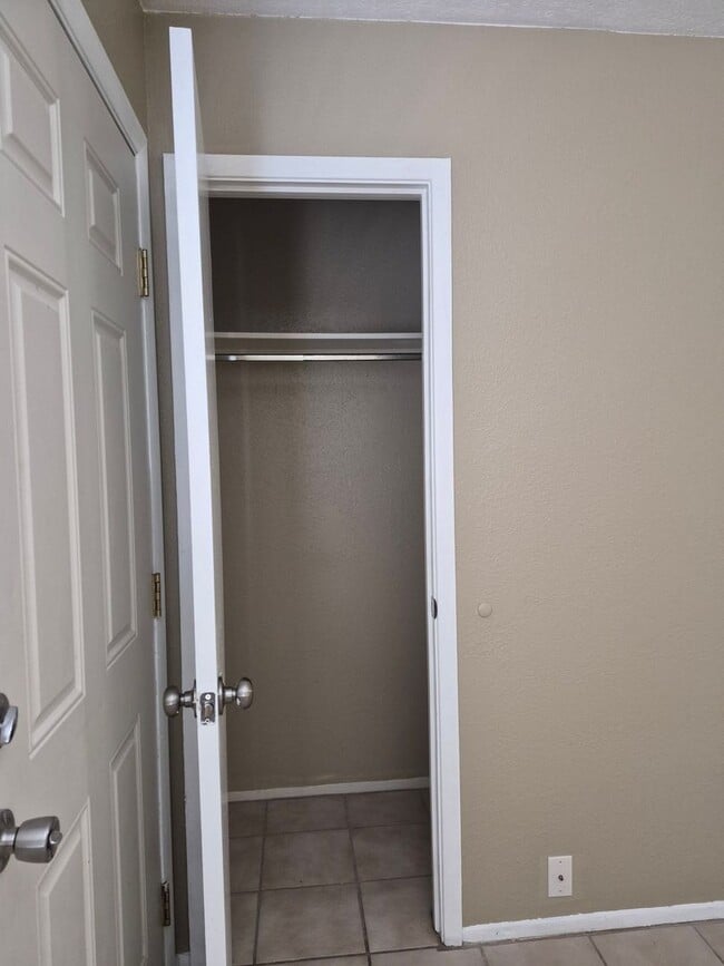 Building Photo - One Bedroom Apartment