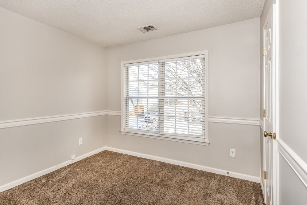 Building Photo - 135 Wallnut Hall Cir