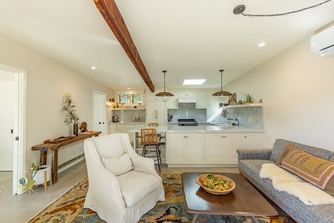 Building Photo - Downtown bungalow