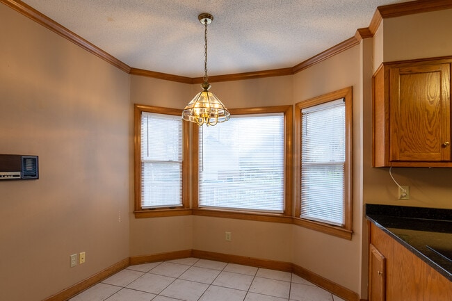 Building Photo - 4135 Knollcrest Cir N