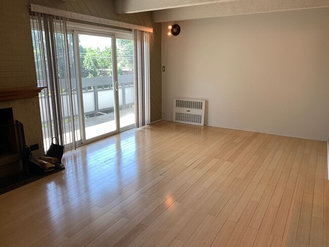 Building Photo - 2 Bedroom 1 Bath Condo With Tons of Charac...