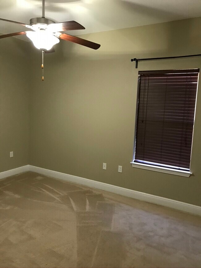 Building Photo - 806 Yew Cir