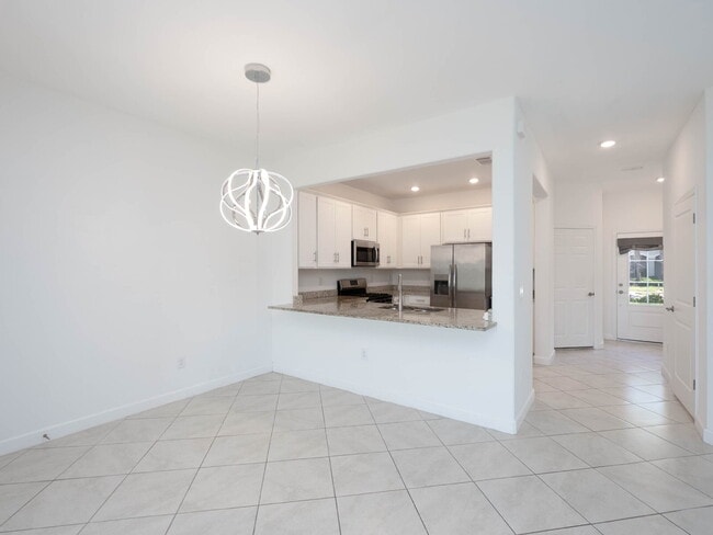 Building Photo - Newer-construction townhome in the highly desirable Lorraine Lakes