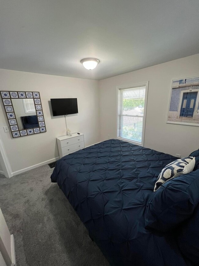 Building Photo - 17 Heather St