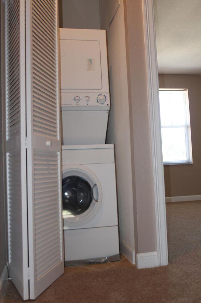 Building Photo - 960 Millbrae Ct