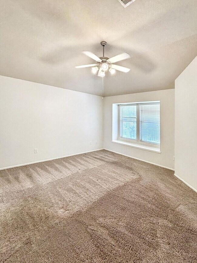 Building Photo - Spacious 3-Bedroom, 2-Bath Home with Conve...