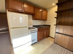 Building Photo - Super Studio Apartment close to Pitt! Great Deal! Call Today!