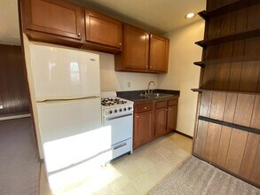 Building Photo - Superb Studio Apartment close to Pitt! Great Deal, Better Location! Call Today!